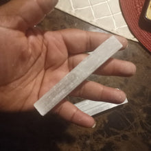 Cargar imagen en el visor de la galería, 4in Selenite Wand (1Pc) - Soulful Spirits
